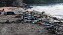Sisa botol minuman berserakan di pantai Pasir Putih, Manokwari, Papua Barat, Senin (15/8/2016). Kondisi ini bisa mengurangi daya tarik wisatawan lokal maupun mancanegara menikmati keindahan alam Papua Barat. (Liputan6.com/Helmi Fithriansyah)