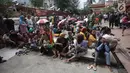 Sejumlah pengemis menunggu sedekah Imlek di depan Wihara Dharma Bhakti, Petak Sembilan, Jakarta, Jumat (16/2 Mereka datang dari pelosok Jakarta, mengharapkan angpao dari para pengunjung yang datang untuk bersembahyang. (Liputan6.com/Arya Manggala)