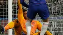 Kiper Manchester United, Sergio Romero berusaha menghalau bola yang ditendang pemain Chelsea, Gonzalo Higuain pada laga putaran kelima Piala FA di Stamford Bridge, London,  Senin (18/2). Manchester United menang atas Chelsea 2-0. (AP/Matt Dunham)