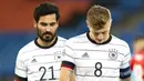 Pemain Jerman, Toni Kroos dan Ilkay Gundogan, tertunduk lesu usai gagal menaklukkan Swiss pada laga UEFA Nations League di Stadion St. Jakob-Park, Senin, (7/9/2020). Kedua tim bermain imbang 1-1. (Peter Klaunzer/Keystone via AP)