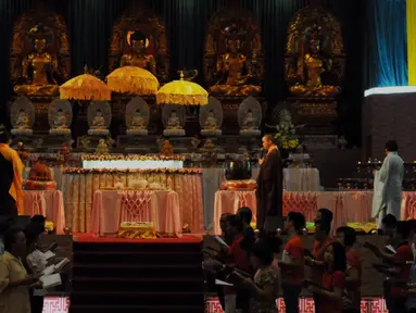 Umat Buddha menjalankan ibadah kebaktian uposatha di Vihara Mahavira Graha, Jakarta, Senin (1/6/2015). Kebaktian uposatha merupakan hari dimana umat Buddha melakukan perenungan dan pengamatan. (Liputan6.com/Andrian M Tunay)