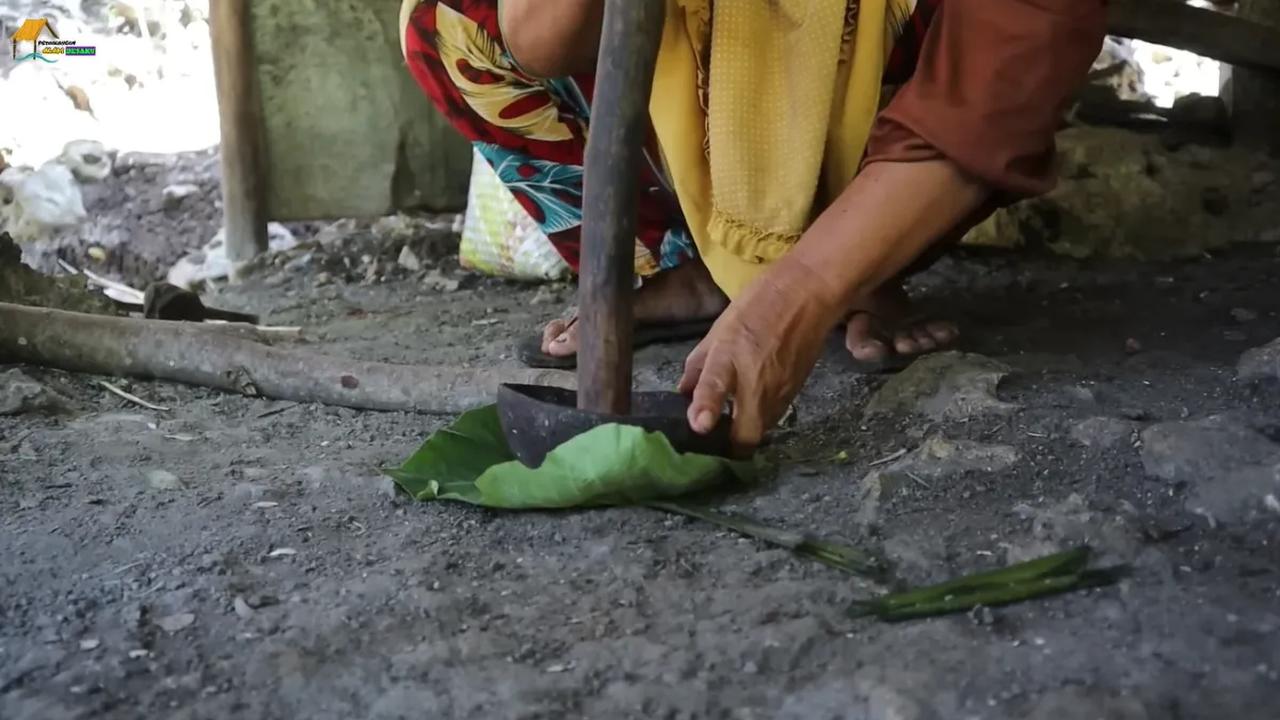 Memasak nasi di saung
