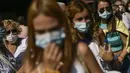 Orang-orang mengenakan masker untuk mencegah penyebaran COVID-19 selama festival music flamenco pada hari musim panas, di Pamplona, Spanyol utara, Kamis (26/8/2021).  (AP Photo/Alvaro Barrientos)