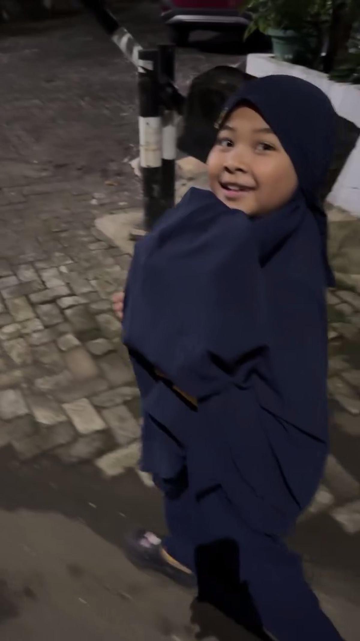 Asuh Anak ART-nya, Hedi Yunus Kenang saat Irma Masih Kecil Senang Diajak Tarawih - Selalu Digendong Pergi ke Masjid