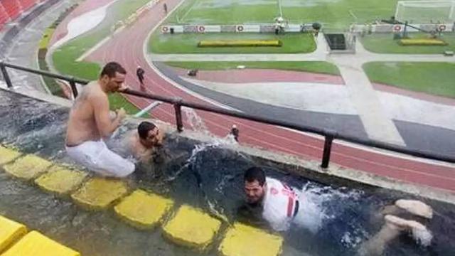 8 Potret Nyeleneh Orang saat Nonton Bola di Stadion Ini Kocak