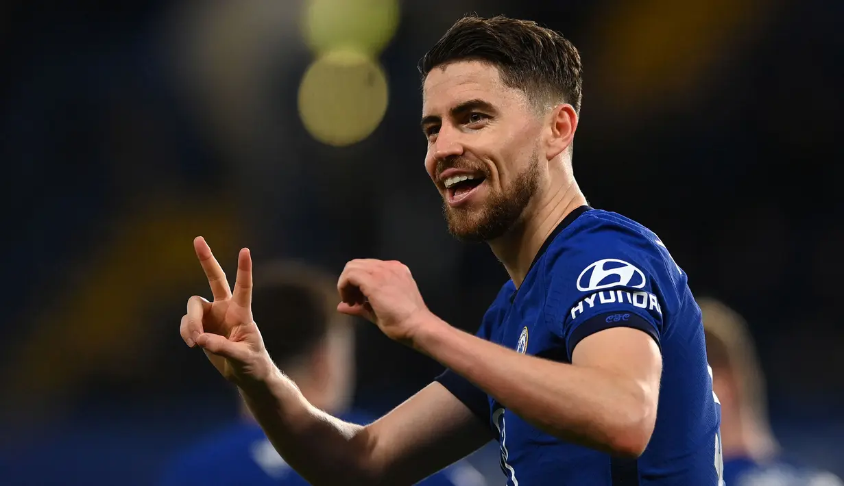 Dikenal sebagai konduktor Chelsea, Jorginho adalah maestro lini tengah bertahan yang efisien. Musim lalu, ia menjadi pemain yang menempati peringkat pertama dalam tekel dan kedua dalam intersep di Liga Champions. Namanya juga masuk ke dalam daftar nominasi Ballon d'Or musim ini. (AFP/Glyn Kirk)