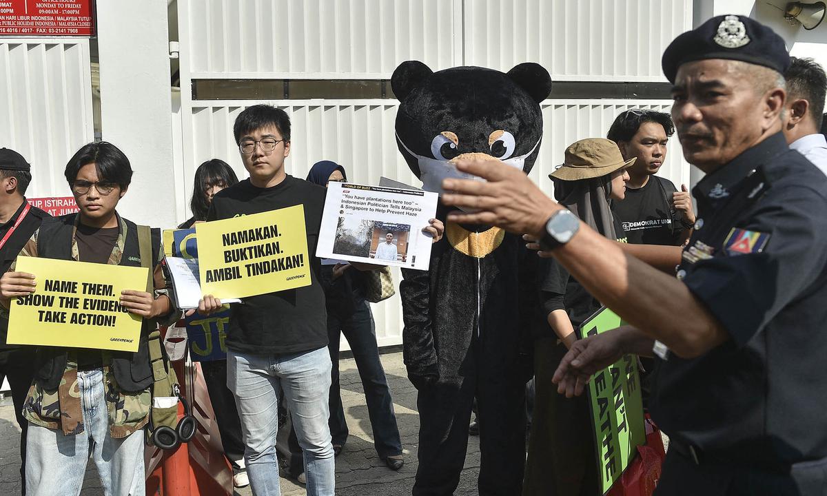 Greenpeace Malaysia Gelar Aksi Damai Desak Indonesia Buka Data Karhutla