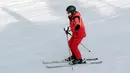 Presiden Rusia Vladimir Putin menuruni lereng gunung saat bermain ski di Krasnaya Polyana dekat resor Laut Hitam Sochi, Rusia, Rabu (13/2). (Sergei Chirikov/Pool Photo via AP)