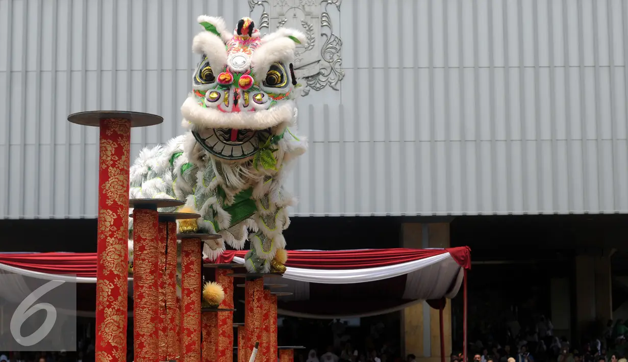 Atraksi barongsai memeriahkan perayaan Hari Perdamaian Internasional di Balai Kota Jakarta, Minggu (20/9/2015). Perayaan tersebut diiringi dengan pembacaan Deklarasi Gerakan Perdamaian. (Liputan6.com/Helmi Fithriansyah)
