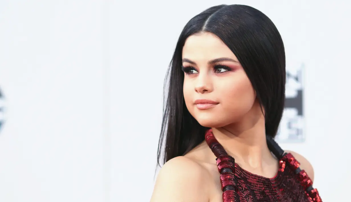 Penyanyi Selena Gomez saat menghadiri ajang American Music Awards 2015 di Microsoft Theater, Los Angeles, Minggu (22/11). Penyanyi berusia 23 tahun itu tampil seksi dan memesona. (Mark Davis/Getty Images/AFP)