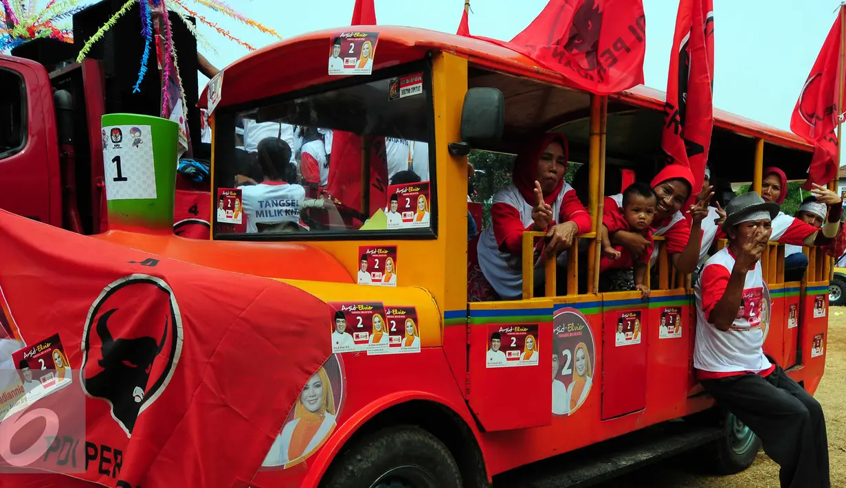 Pendukung Calon Walikota Tangerang Selatan,  Arsid dan Elviere mengikuti Karnaval Sosialisasi Pilkada Damai Kota Tangerang Selatan, Minggu (20/9/2015) KPUD Kota Tangsel mengajak masyarakat untuk mensukseskan Pilkada Serentak. (Liputan6.com/Helmi Afandi)
