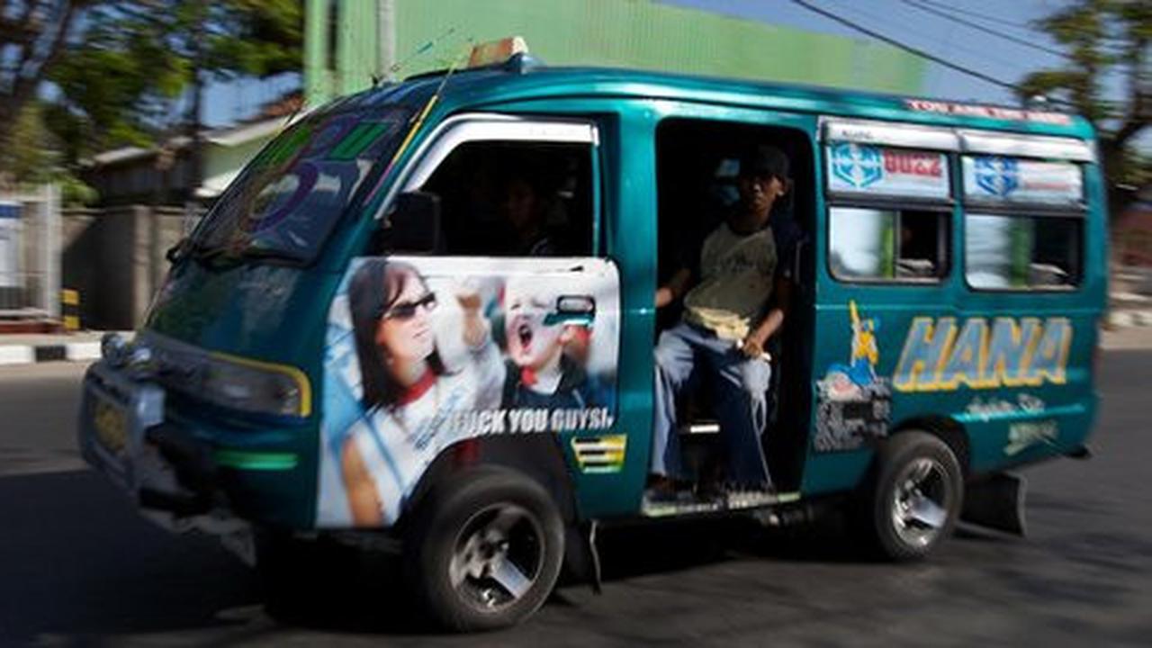 Uniknya angkutan umum di Kupang, disebut bemo dan penuh poster