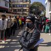 Warga Nepal antre vaksinasi virus corona di sebuah rumah sakit di Kathmandu,  Rabu (19/1/2022). Otoritas juga mewajibkan orang untuk menunjukkan bukti vaksinasi lengkap untuk menggunakan layanan publik mulai minggu ini, yang memicu antrean besar di pusat-pusat vaksin. (AP Photo/Niranjan Shrestha)