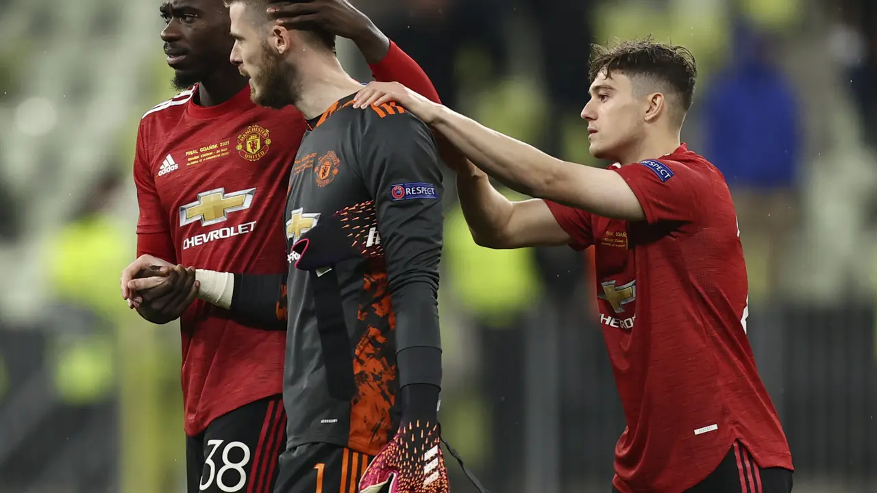 Kiper Manchester United, David de Gea, disemangati oleh rekan-rekannya setelah gagal mengeksekusi penalti ketika melawan Villareal pada final Liga Europa di Stadion Miejski, Gdansk, Polandia, Kamis (27/5/2021) dini hari WIB.
