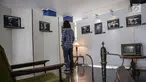 Pengunjung mengamati karya foto dalam pameran fotografi di Kampus Universitas Budi Luhur, Jakarta, Jumat (27/10). Pameran fotografi ini bertemakan 'Kebebasan Yang Dirindukan' menampilkan 17 karya foto. (Liputan6.com/Angga Yuniar)