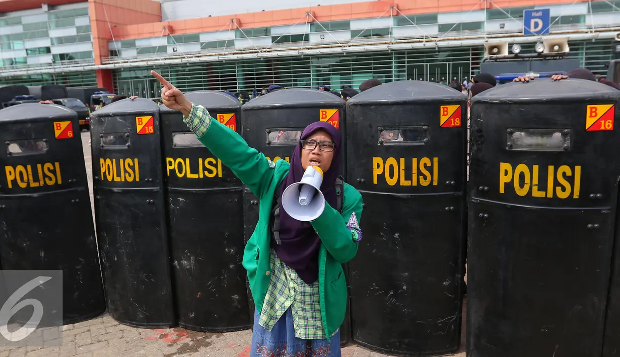 Seorang mahasiswi melakukan orasi di JIEXPO, Jakarta (27/4). Aksi tersebut merupakan bentuk penolakan pameran mesin rokok international karena dinilai akan berdampak pada jumlah produksi rokok dan konsumsi rokok di Indonesia. (Liputan6.com/Angga Yuniar)