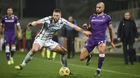 Gelandang Fiorentina, Sofyan Amrabat berebut bola dengan bek Inter Milan, Milan Skriniar pada lanjutan laga Liga Italia di Stadion Artemio Franchi, Sabtu dinihari WIB (6/2/2021). Inter mengalahkan Fiorentina 2-0 dan menggusur AC Milan dari puncak klasemen Serie A. (Massimo Paolone/LaPresse via AP)