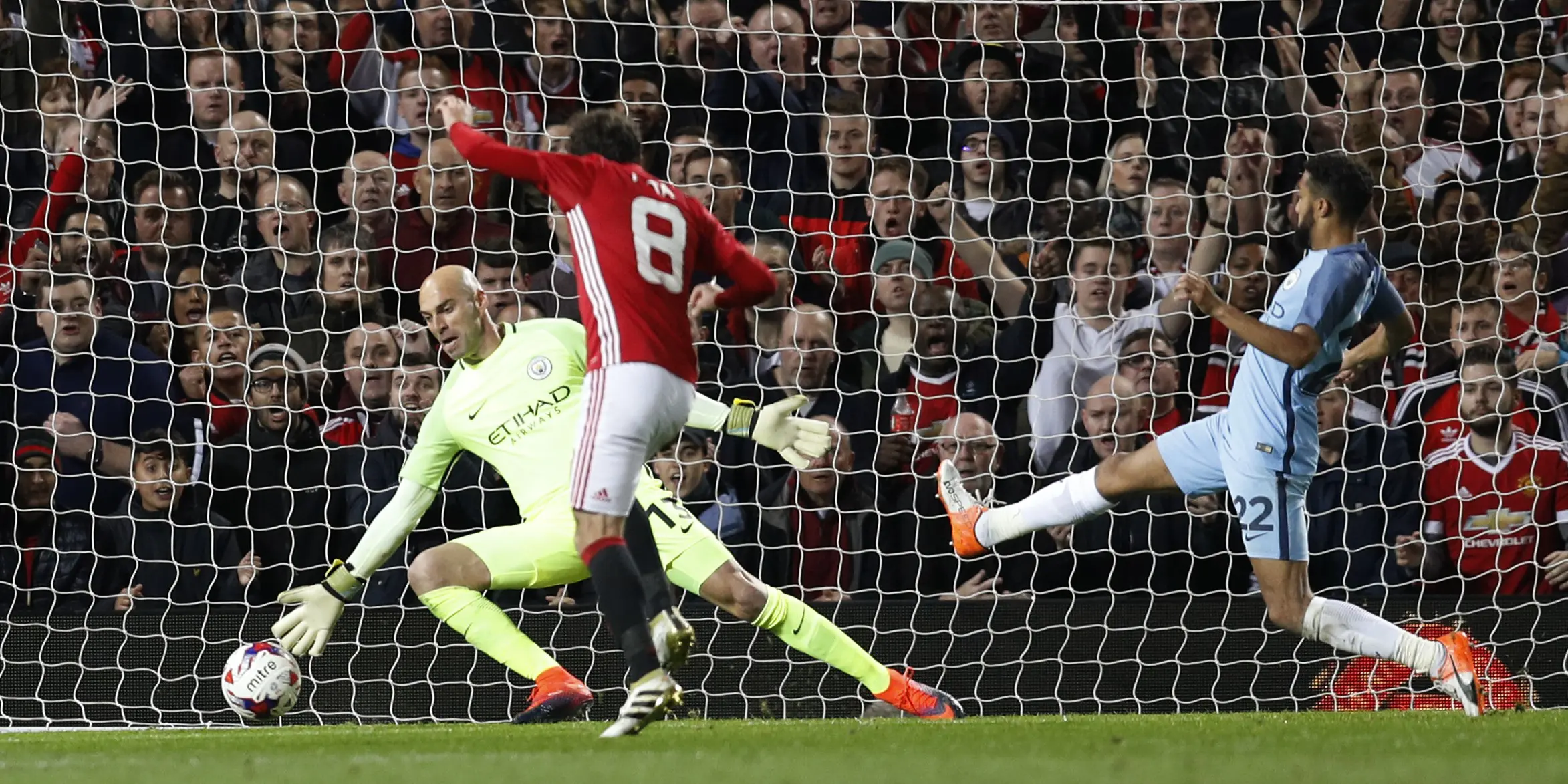 Gelandang Manchester United, Juan Mata, mencetak gol kemenangan atas Manchester City di Piala Liga Inggris. (Reuters/Darren Staples)