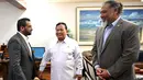 Presiden Indonesia Prabowo Subianto berbincang dengan  Direktur Biro Investigasi Federal AS (FBI) Kash Patel selama pertemuan mereka di kediaman Prabowo di Kertanegara. Jakarta, Rabu malam (22/07/2026). (AFP/ Istana Kepresidenan RI)