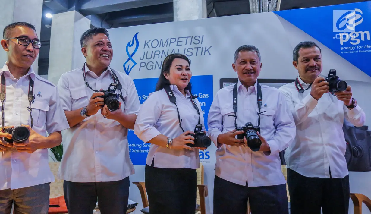 Ketua Dewan Juri Kompetisi Jurnalistik PGN (KJPGN) 2019 Primus Dorimulu (kanan) bersama sejumlah pejabat PT Perusahaan Gas Negara Tbk meresmikan peluncuran KJPGN 2019 di Jakarta, Senin (23/9/2019). KJPGN 2019 yang menyediakan total hadiah mencapai Rp 350 juta. (Liputan6.com/Faizal Fanani)