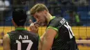 5. Pevoli Jakarta BNI Taplus, Jose Da Silveira, berdiskusi dengan rekannya Aji Maulana saat melawan Samator Surabaya pada final four seri kedua Proliga 2016 di GOR Amongrogo, Yogyakarta, Jumat (6/5/2016). (Bola.com/Vitalis Yogi Trisna)