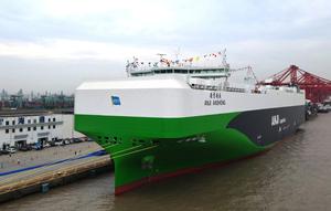 Sebuah foto udara yang diambil pada 15 Mei 2025 menunjukkan kapal pengangkut mobil Anji Ansheng di Terminal Otomotif Internasional Haitong Shanghai di Shanghai, Cina Timur. (sumber: Xinhua)