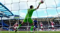 Chelsea langsung menekan Aston Villa sejak awal peluit dibunyikan. Pada menit kelima, Caicedo yang mendapat bola liar langsung menembak dari luar kotak penalti tapi masih mengarah ke pelukan Emi Martinez. (AP Photo/Alastair Grant)