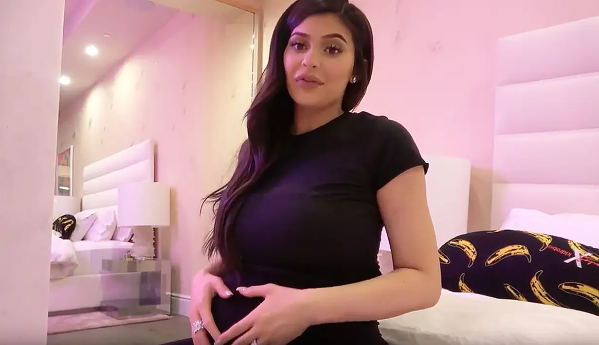 Hingga akhirnya Kylie Jenner pun menuliskan bahwa ia sudah melahirkan Stormi pada 1 Februari dan meminta maaf karena sudah menghasilkan banyak tanya dalam benak penggemar. (Youtube)