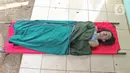 Pelanggar PSBB mempraktikkan prosesi pemakaman saat terjaring razia di kawasan Stadion Pakansari, Kabupaten Bogor, Minggu (6/9/2020). Pemkab Bogor menerapkan sanksi denda serta sosial untuk memberi efek jera bagi warga yang tidak menggunakan masker di tempat umum. (Liputan6.com/Herman Zakharia)