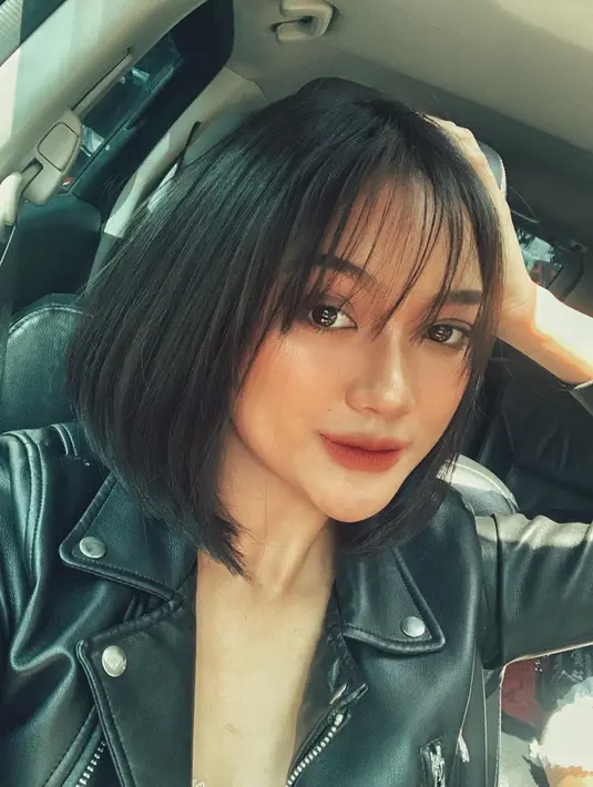 Pemandangan itulah yang bisa ditemukan dalam postingan Instagram Marion Jola ketika berpose pertama kali dengan rambut pendeknya saat selfie di dalam mobil dan memakai jaket hitam. (Liputan6.com/IG/lalamarionmj).