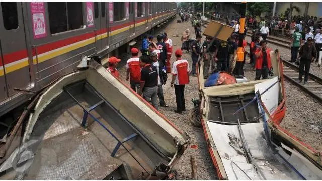 Gubernur DKI Jakarta Ahok,  sedang mengevaluasi penertiban angkutan yang dilakukan Dishub DKI Jakarta. Ahok curiga, anak buahnya berbohong karena masih banyak Metro Mini yang beroperasi.