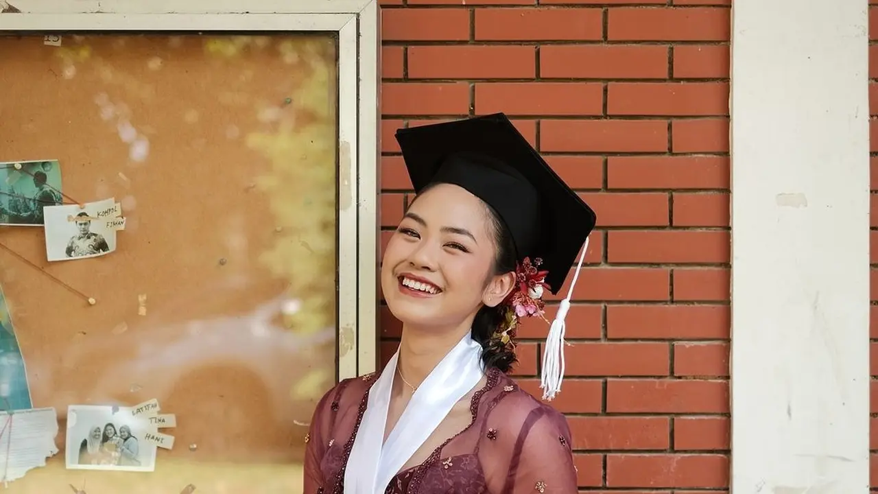 Pesona Ayu Rania Yamin Kenakan Kebaya Wisuda Bergaya Kontemporer