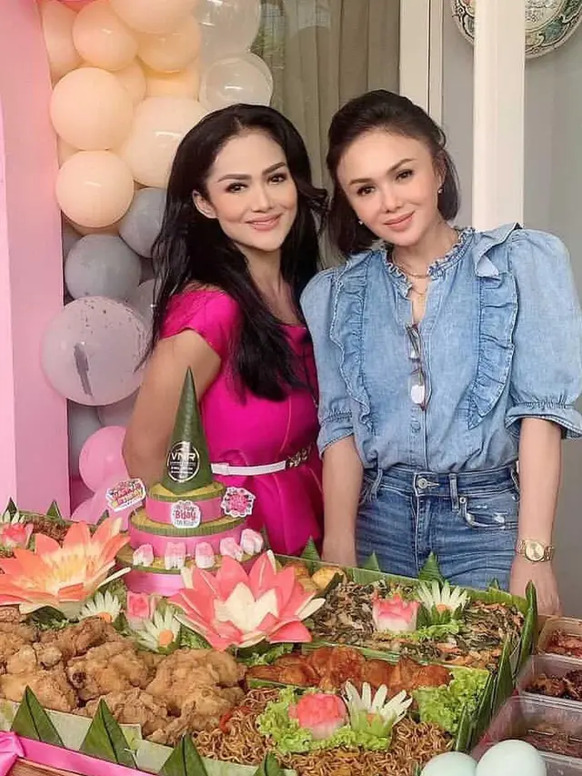 Jelang Usia Kepala Lima, Ini 6 Potret Kompak Krisdayanti dan Yuni Shara