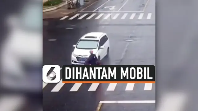 VIDEO: Pengendara Motor Selamat Usai Dihantam Mobil Berkecepatan Tinggi