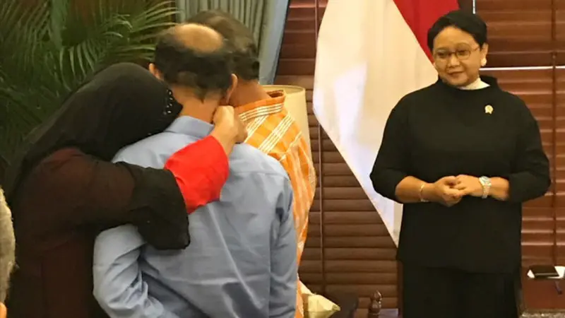 Menteri Luar Negeri RI Retno Marsudi melakukan serah terima dua WNI ke Keluarga (Kemlu RI)