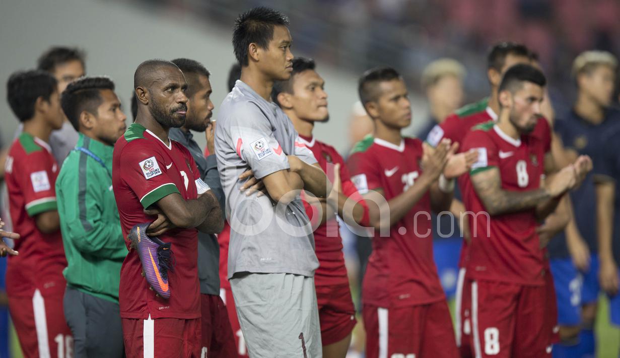 Kesedihan Boaz Solossa dan pemain Timnas Indonesia usai kalah dari Thailand pada laga final leg kedua Piala AFF 2016 di Thailand, (17/12/2016). (Bola.com/Vitalis Yogi Trisna)
