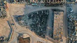 Foto udara menunjukkan kendaraan impor yang rusak akibat ledakan besar di pelabuhan Beirut, Lebanon (26/8/2020). Ledakan tersebut menewaskan sedikitnya 181 orang, melukai lebih dari 6.500 dan meninggalkan puluhan orang. orang tunawisma. (AFP)