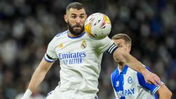 Penyerang Real Madrid Karim Benzema mengontrol bola saat menjamu Deportivo Alaves pada pekan ke-25 La Liga Spanyol di Santiago Bernabeu, Minggu (20/2/2022) dinihari WIB. Real Madrid menang meyakinkan dengan skor 3-0. (AP Photo/Manu Fernandez)
