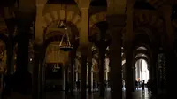 Wisatawan mengunjungi Masjid Katedral Cordoba di Spanyol pada 26 September 2018. Setelah kerajaan Islam berakhir di Andalusia, bangunan ini kembali menjadi katedral dan saat ini di bawah kendali Keuskupan Cordoba. (AFP/JORGE GUERRERO)