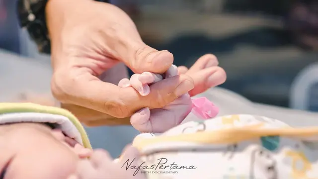 Melahirkan Anak Pertama, Ini 7 Momen Persalinan Istri Evan Marvino yang Bikin Haru