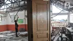 Penjaga sekolah menunjukkan kondisi atap salah satu ruang kelas yang rusak akibat terjangan angin kencang di Sekolah Dasar Negeri (SDN) Pancoranmas 3, Depok, Jawa Barat, Minggu (24/7/2022). Dua ruang kelas di SDN Pancoranmas 3 yang rusak akibat terjangan angin kencang dan hujan deras pada pertengahan April 2022 lalu itu hingga kini tak kunjung diperbaiki sehingga murid terpaksa mengungsi belajar di kelas lain. (merdeka.com/Iqbal S. Nugroho)