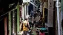 Warga mulai melakukan membersihkan material sisa dari banjir, yakni endapan lumpur serta barang-barang yang berserakan. (Liputan6.com/Angga Yuniar)