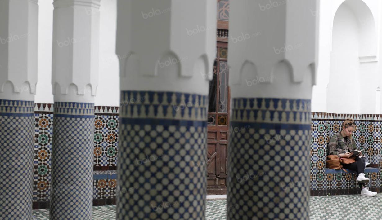 Pembangunan Masjid Raya Paris ini terinspirasi oleh Masjid Alhambra yang terdapat di Spanyol dengan mengadopsi gaya bangsa Moor (Maroko). (Bola.co/Vitalis Yogi Trisna)