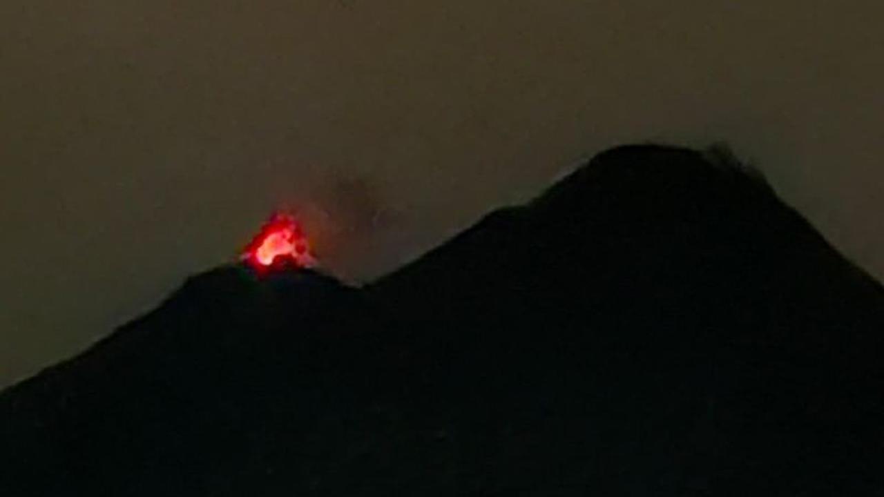 Fenomena Sinar Api 25 Meter di Puncak Kawah Gunung Karangetang, Warga Diimbau Waspada
