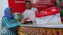 Warga melakukan transaksi dengan KKS, Jakarta, Jakarta, Kamis (18/8). Bersinergi dengan Bank Mandiri, KKS kini telah bisa menggunakan fasitas Mandiri E-Cash. (Liputan6.com/Angga Yuniar)