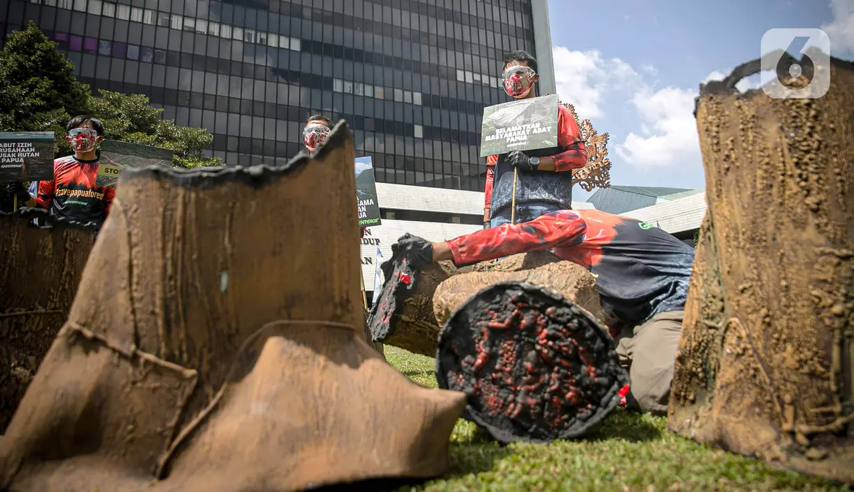 Sejumlah orang yang tergabung dalam Greenpeace menggelar aksi di Kementerian LHK, Jakarta, Kamis (8/4/2021). Mereka menentang rencanan perusakan Hutan Papua yang masih ada di dalam areal perkebunan yang belum dirusak bisa dikembalikan kepada masyarakat adat Papua. (Liputan6.com/Faizal Fanani)