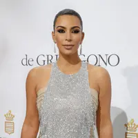 Kim Kardashian memang terkenal dengan gayanya yang sensual. Memiliki tubuh yang aduhai dan pinggang ramping serta payudara ukuran jumbo selalu terlihat menantang. (AFP/Bintang.com)
