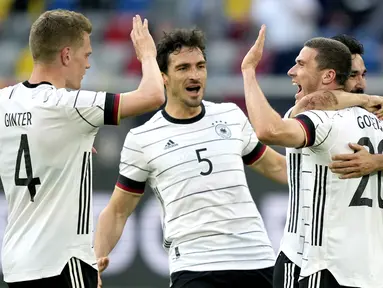 Para pemain Jerman merayakan gol pertama ke gawang Latvia yang dicetak bek Robin Gosens (kanan) dalam laga uji coba menjelang Euro 2020 (Euro 2021) di Merkur Spiel Arena, Duesseldorf, Senin (7/6/2021). Jerman menang 7-1 atas Latvia. (AP/Martin Meissner)