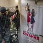 Seorang anggota pertahanan teritorial bersiap untuk berpatroli dari ruang teknis di bioskop di Kyiv, Ukraina, Senin (7/3/2022). Ukraina mengklaim lebih dari 11.000 tentara Rusia tewas dalam perang antara Rusia-Ukraina sejak 24 Februari 2022 lalu. (AP Photo/Vadim Ghirda)