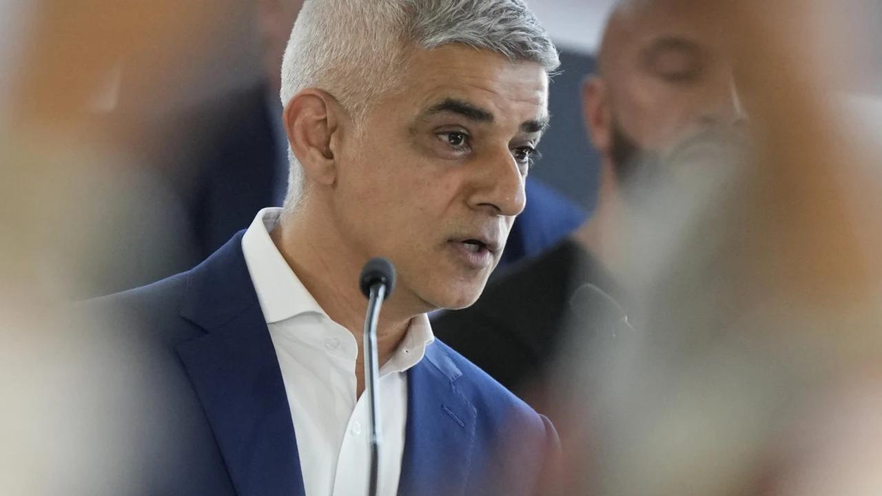 Sadiq Khan, sosok Muslim yang terpilih untuk ketiga kali sebagai wali kota London. Ia berpidato usai kemenangannya pada Sabtu 4 Mei 2024 di City Hall, London, Inggris. (AP/Alastair Grant)